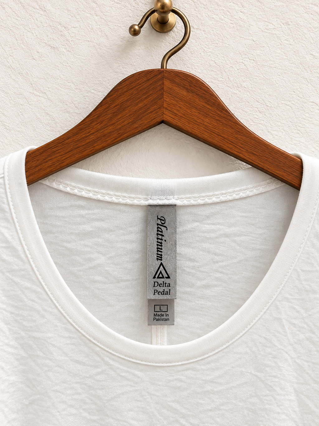 Platinum Delta Apparel Women's White Scoop Neck Long Sleeve T-Shirt Size - L