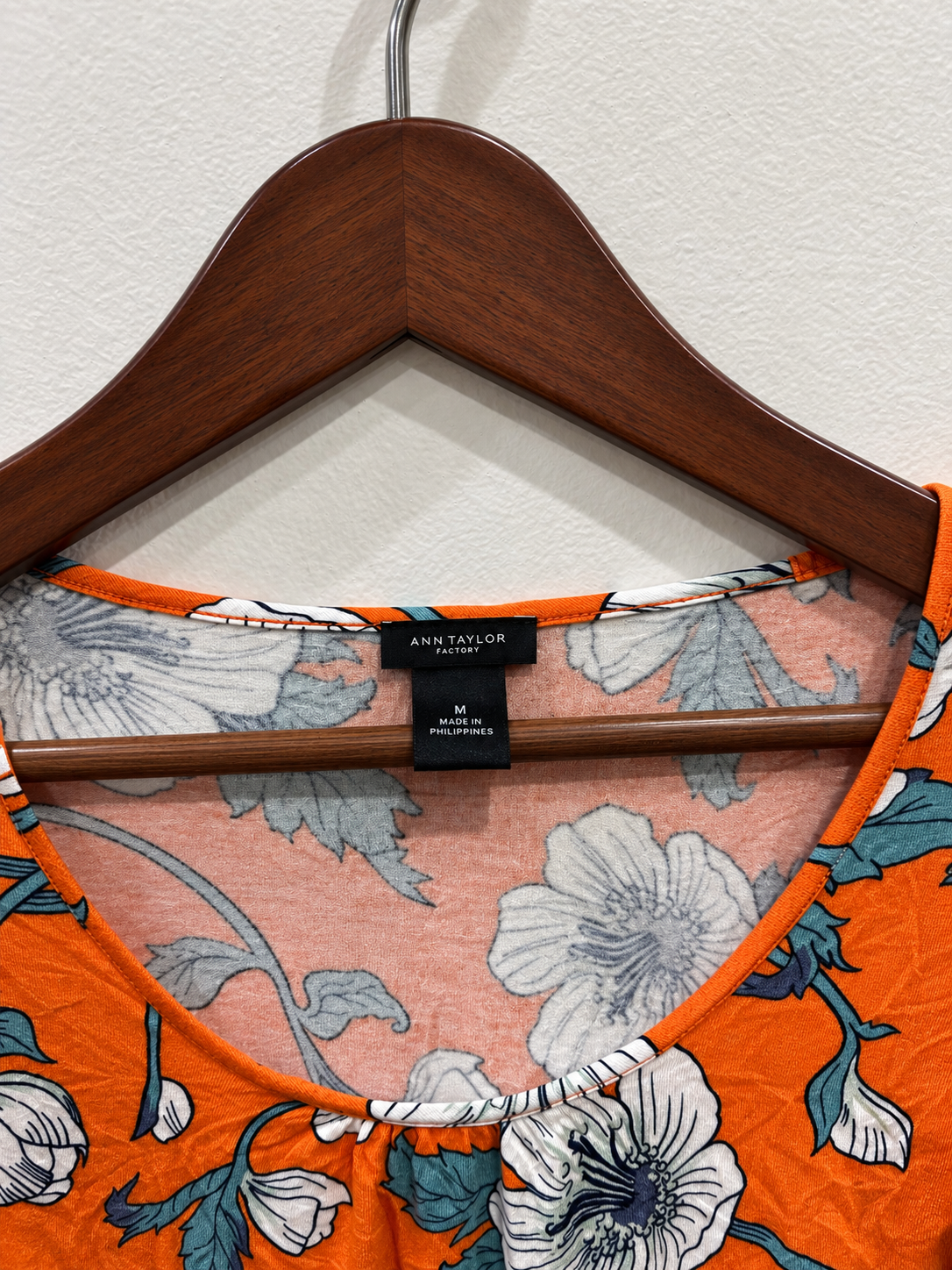 Ann Taylor Factory Orange Floral Short Sleeve Scoop Neck Tshirt - Size Medium