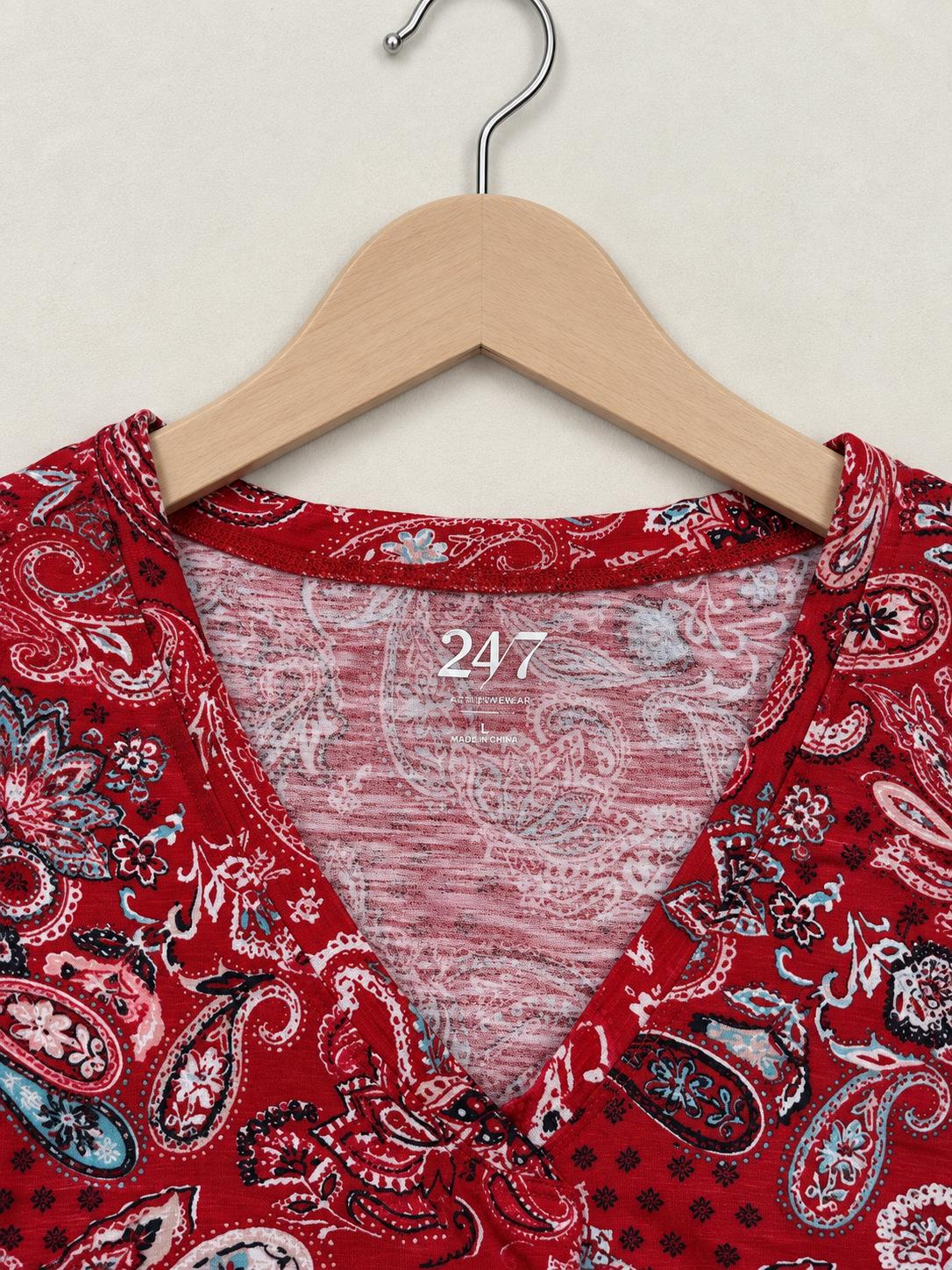 24/7 Red Sleeveless V-Neck Casual Top Size -L